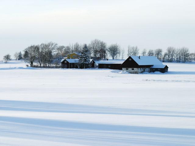 Fewer farms are up for sale during this off-season and record sales prices are far less common, but Farmers National Company says prices are holding steady. (DTN file photo)