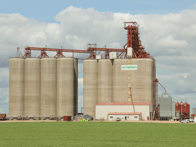 Two Grain Services Union locals ratified a final offer on Jan. 19 for a new four-year contract with Viterra Canada after its union members voted to accept a new contract. (DTN file photo by Elaine Shein)