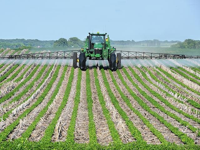 Under a new label proposed for Tavium, Syngenta's dicamba product that also contains S-metolachlor, post-emergence application of the herbicide still would be allowed in soybeans, but only until the V2 growth stage or June 12, whichever comes first. (DTN file photo by Bob Elbert)