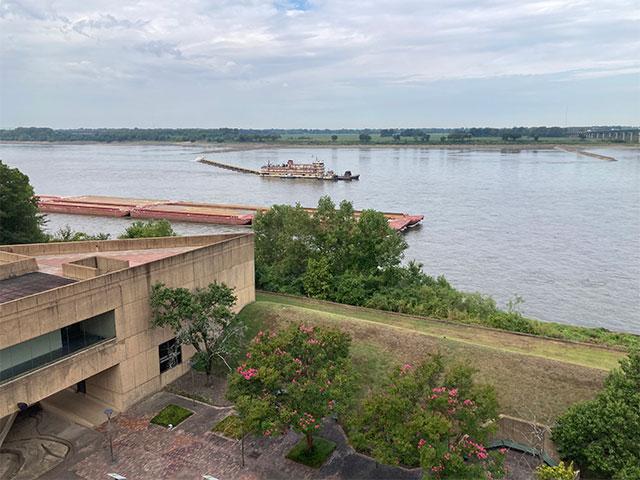The Dredge Jadwin works to clear the channel at Memphis, Tennessee, amid low water conditions there. The gauge at Memphis is currently minus 7.29 feet below zero gauge. (Photo by K. Anderson, courtesy of NoBullAg.com)