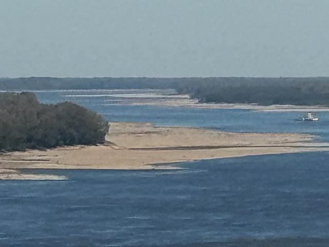 Sand bars dot the sides and run out to the channel on the Mississippi River at Memphis on Oct. 18. (Photo by Bill Crowder)