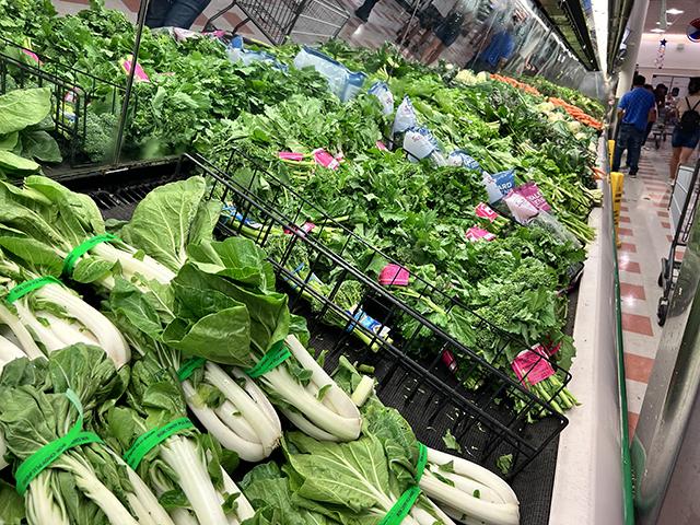 Produce at a grocery store. Lawmakers want USDA to quickly provide $1 billion in economic aid to specialty crop producers. Before the end of the year, USDA is expected to provide per-acre details on the other $11 billion under the Farmer Bridge Assistance (FBA) program. (DTN photo by Chris Clayton)